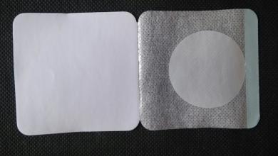 如何處理殘留在我們皮膚上和衣服上的膏藥？